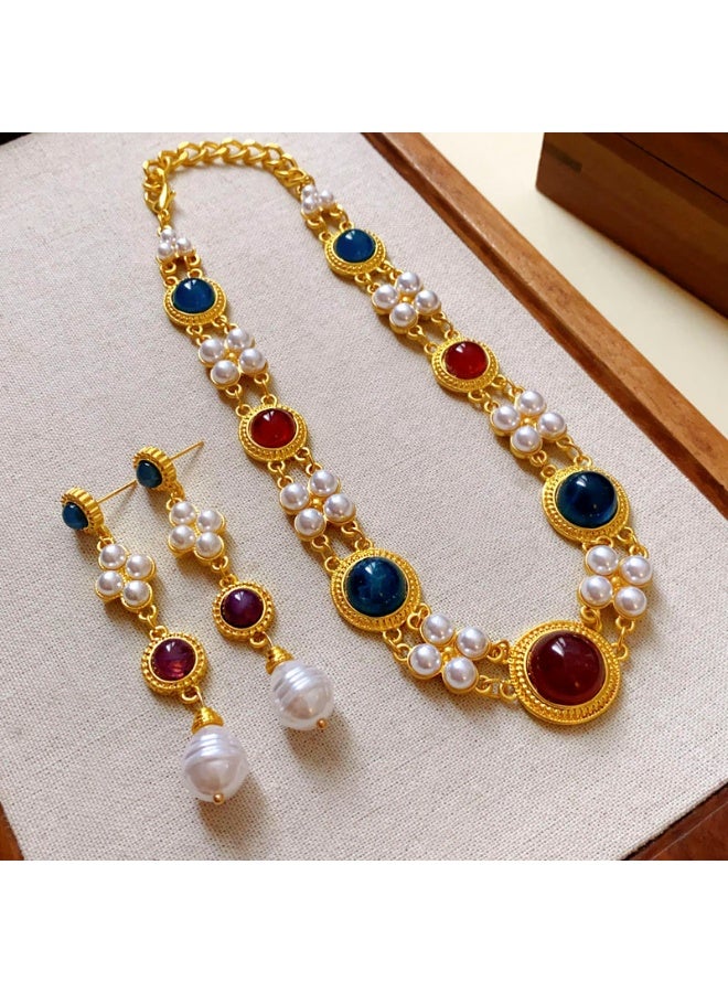 لافيدا طقم مجوهرات مكون من قطعتين، يتألف من قلادة عتيقة وأقراط من اللؤلؤ الصناعي بتصميم هندسي، وقلادة أنيقة وفريدة من نوعها على طراز البلاط الملكي. - Image 1